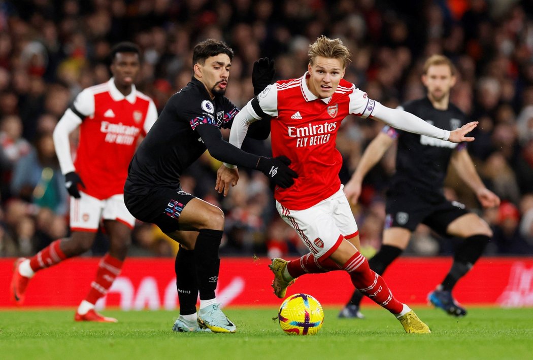 Brazilský záložník Lucas Paquetá se snaží bránit Martina Ödegaarda z Arsenalu