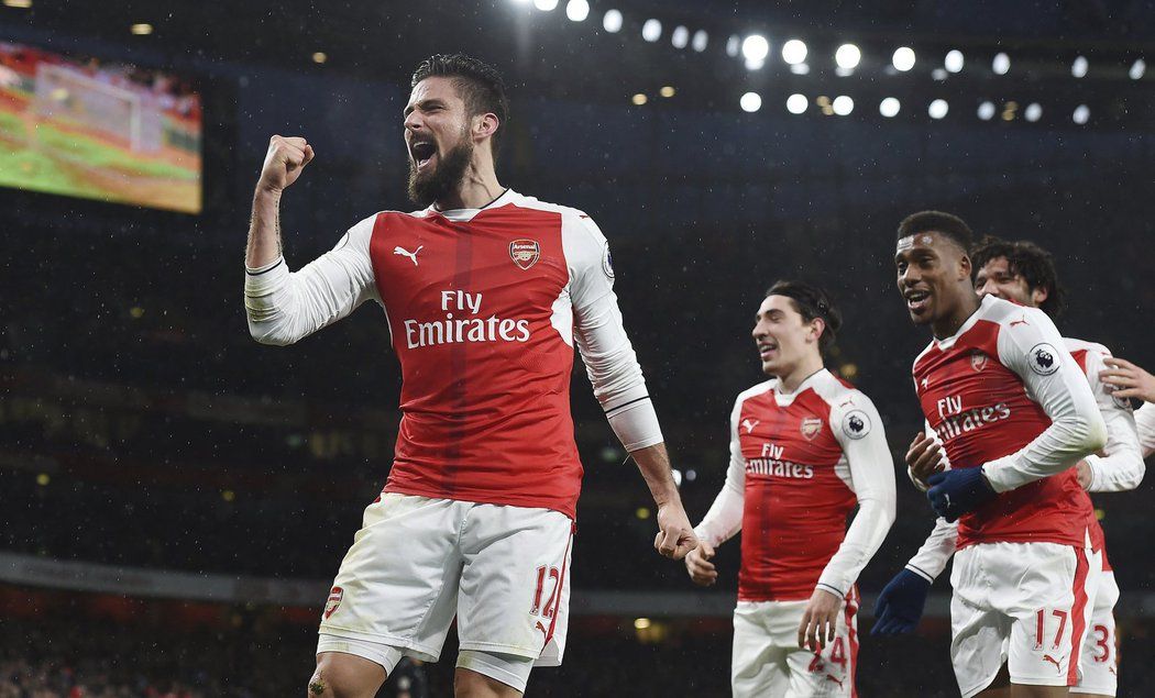 Radost v podání hráčů Arsenalu poté, co vstřelil Olivier Giroud gól.