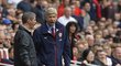 Kouč Arsenalu Arséne Wenger počítal po utkání s Aston Villou marody a naštvaný byl kvůli odpískání druhé penalty. Jeho tým prohrál na startu Premier League 1:3