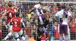 Zápas Arsenalu s Aston Villou (1:3) přinesl bojovný fotbal. Obránce Arsenalu Bacary Sagna duel nedohrál kvůli zranění po ošklivém pádu.
