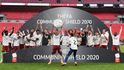 Fotbalisté Arsenalu oslavují vítězství v anglickém Superpoháru