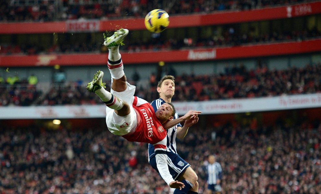 Fotbalová akrobacie! Alex Oxlade-Chamberlain z Arsenalu proti West Bromwichi vystřihl takovéhle nůžky