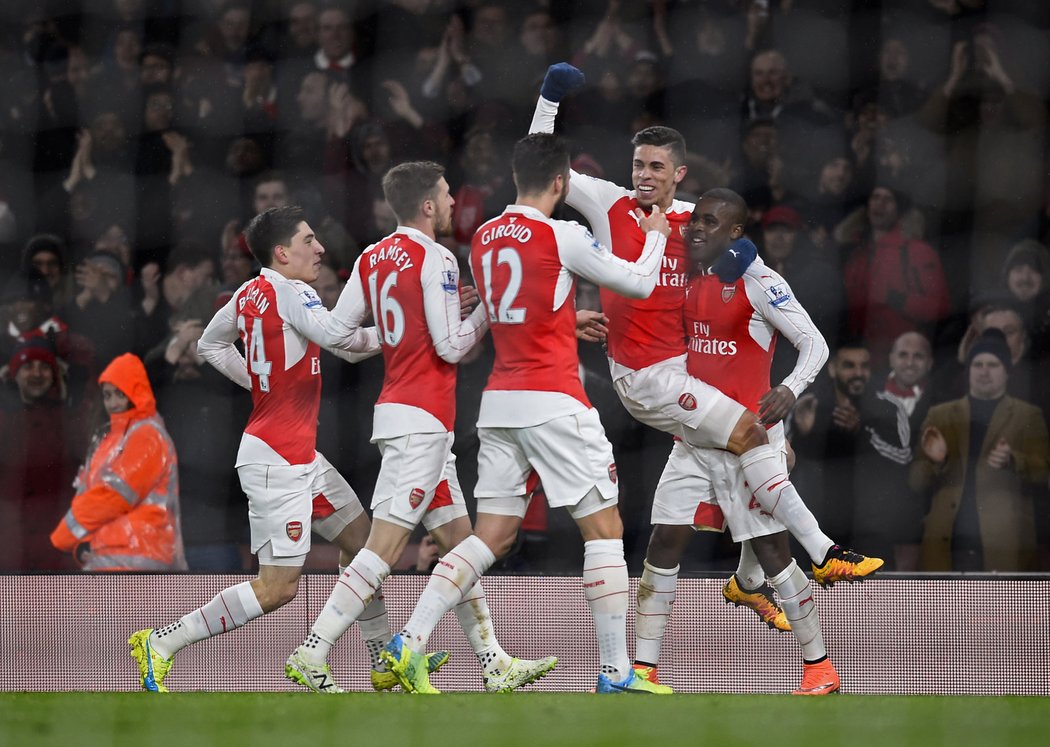 Hráči Arsenalu slaví vstřelenou branku do sítě Swansea