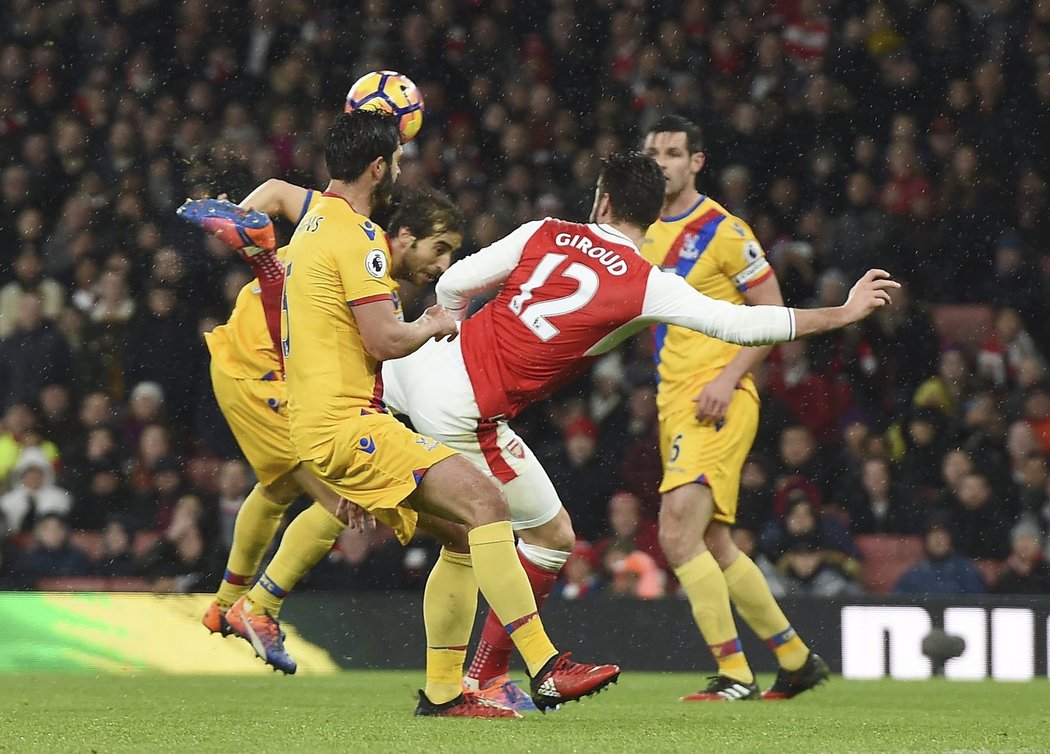 Parádní trefou patičkou se blýskl v dresu Arsenalu Olivier Giroud.