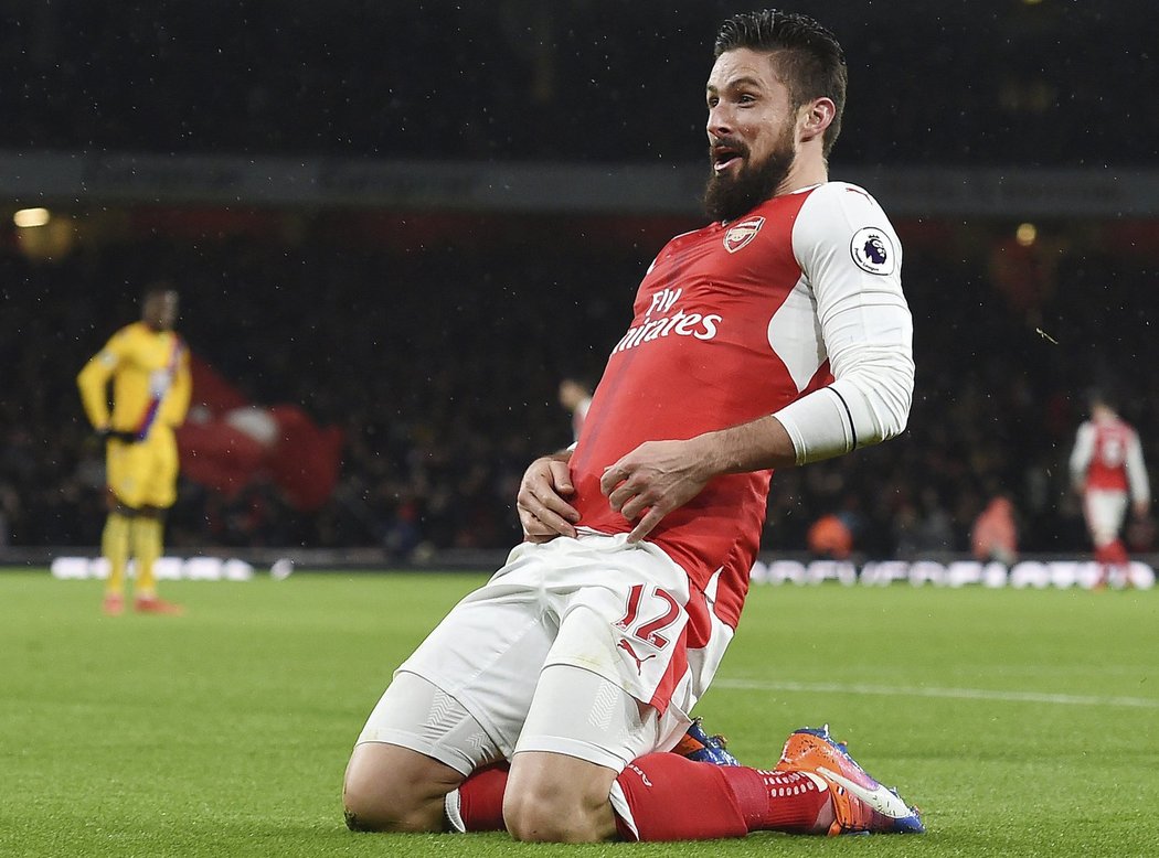 Olivier Giroud na kolenou slaví svůj gól v dresu Arsenalu v utkání Premier League.