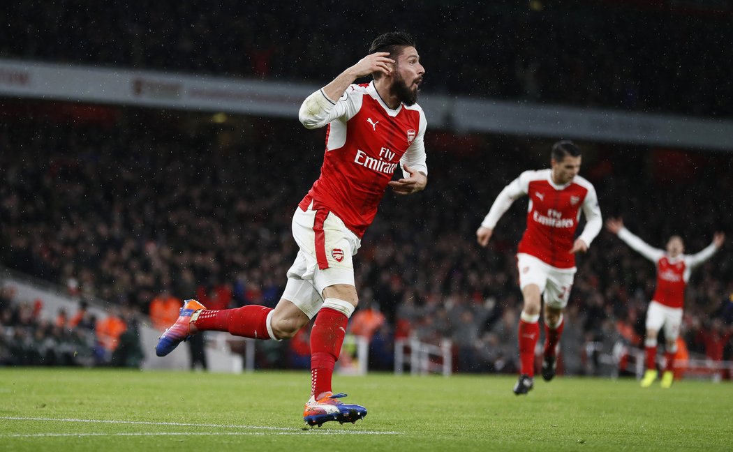 Hráč Arsenalu Olivier Giroud si vychutnává radost po vstřeleném gólu v Premier League