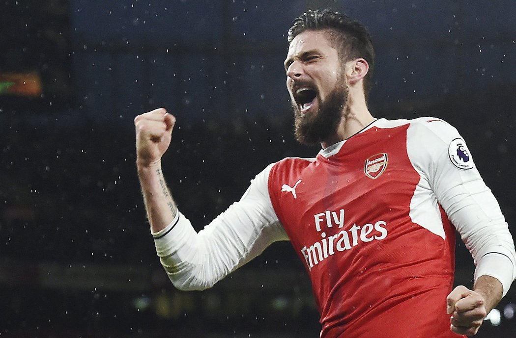 Olivier Giroud slaví svou parádní trefu v dresu Arsenalu