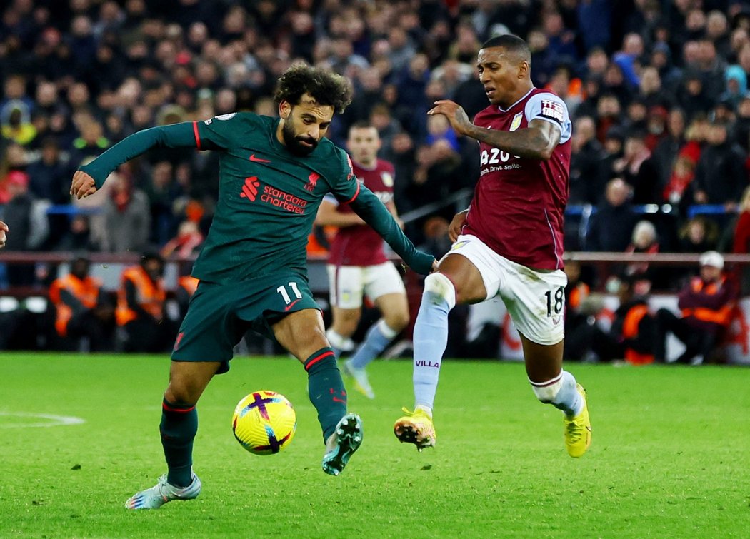 Mohamed Salah se snaží obejít Ashleyho Younga