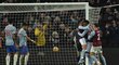 Hráči Aston Villy slaví vyrovnání proti United
