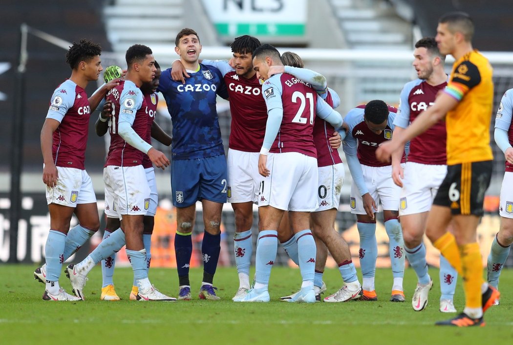 Aston Villa porazila gólem z penalty v nastaveném čase Wolverhampton