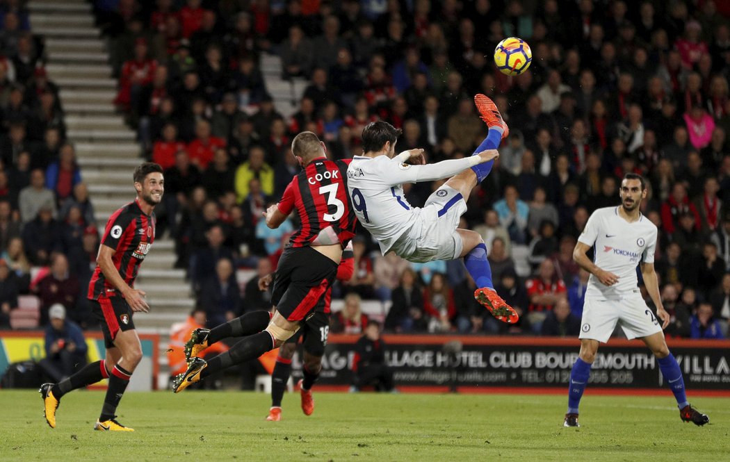 Útočník Chelsea Álvaro Morata zkoušel proti Bournemouthu i akrobatické zakončení