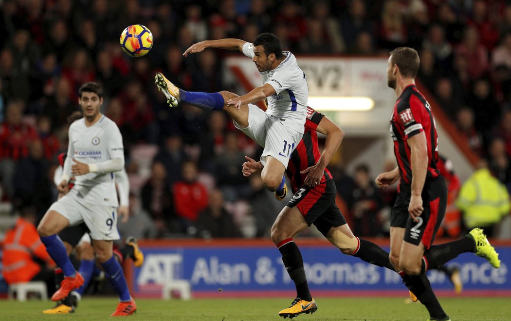 Útočník Chelsea Pedro si vyskočil pro míč hodně vysoko