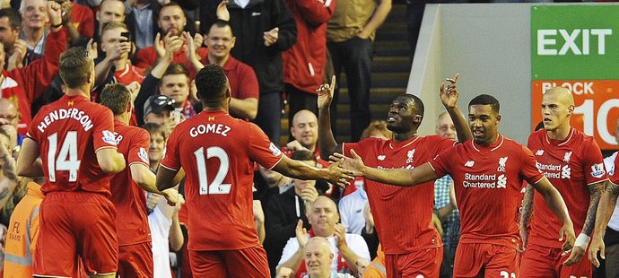 Hráči Liverpoolu se radují z gólu do sítě Bournemouthu