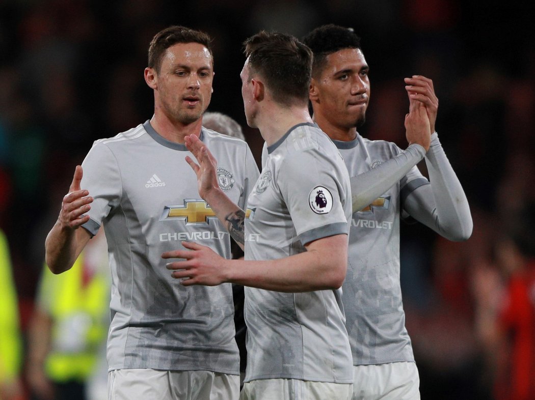 Fotbalisté Manchesteru United slaví výhru 2:0, po které odskočili druhému Liverpoolu