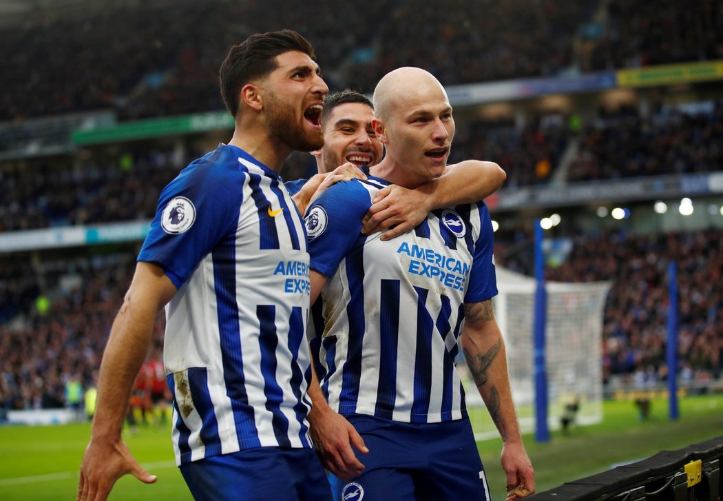 Radost fotbalistů Brightonu z branky proti Bournemouthu