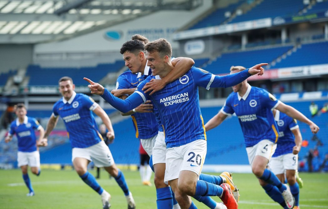 Fotbalisté Brightonu se radují ve chvíli, kdy vstřelili branku proti Manchesteru United