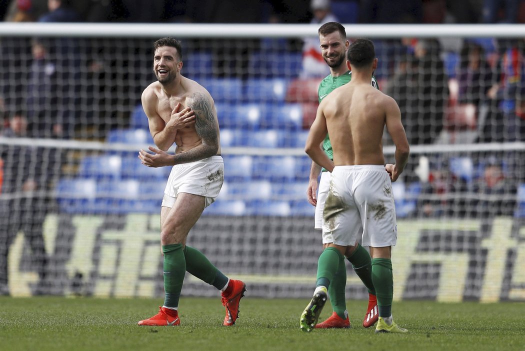 Fotbalisté Brightonu Shane Duffy a Davy Propper slaví výhru nad Crystal Palace