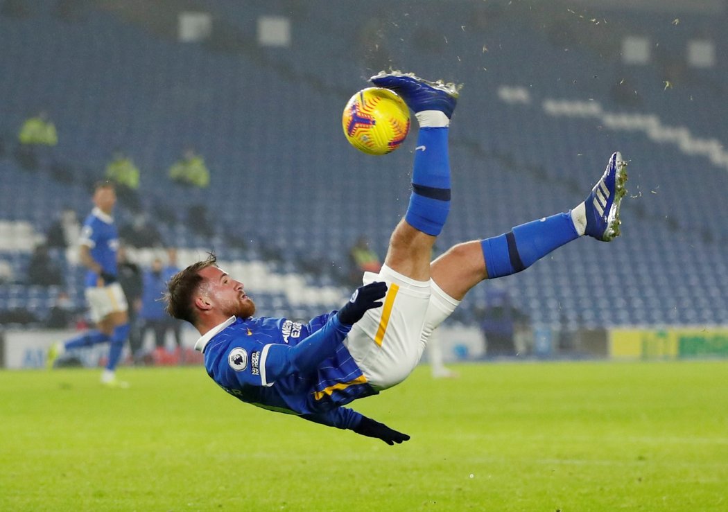 Alexis Mac Allister akrobaticky zakončuje v utkání proti Tottenhamu