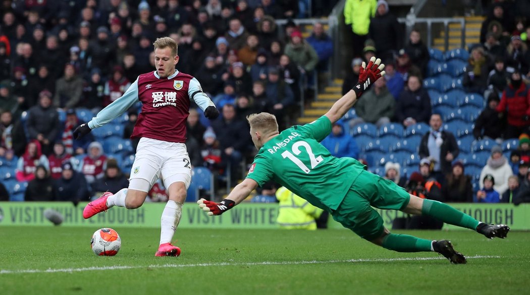 Matěj Vydra před brankářem Bournemouthu