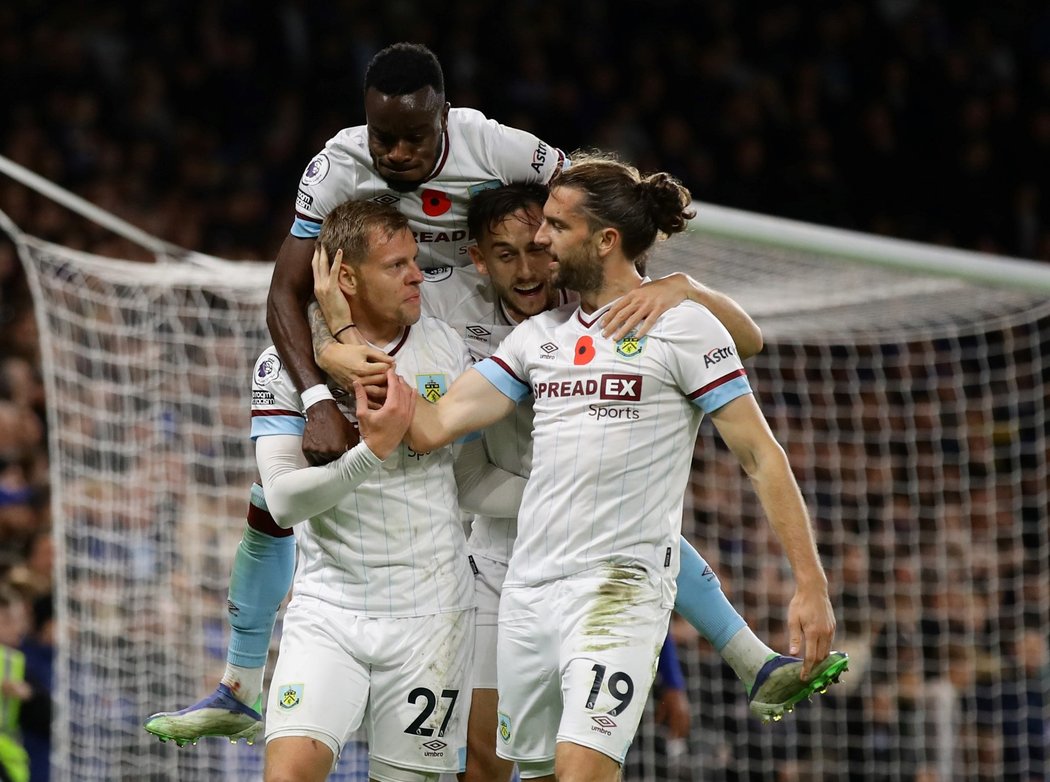 Fotbalisté Burnley se radují z gólu Matěje Vydry, který znamenal remízu 1:1 s Chelsea