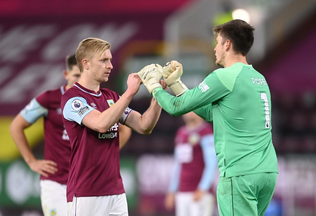 Kapitán Burnley Ben Mee a brankář Nick Pope se radují z výhry nad Crystal Palace