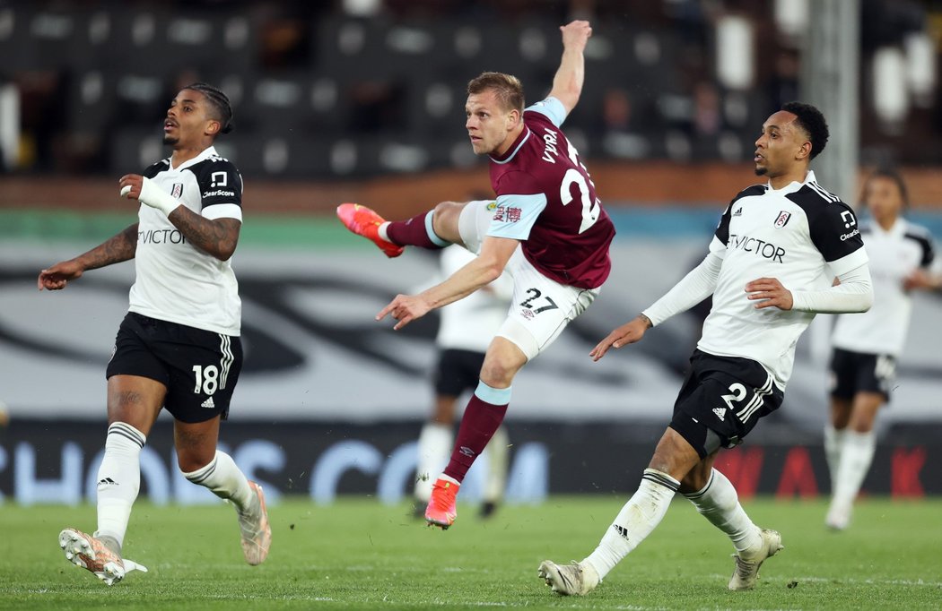 Matěj Vydra pomohl Burnley k výhře 2:0 na hřišti Fulhamu