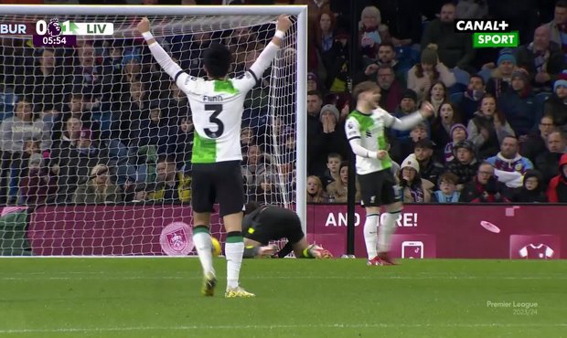 SESTŘIH: Burnley - Liverpool 0:2. Skok do čela, Darwin se dočkal gólu
