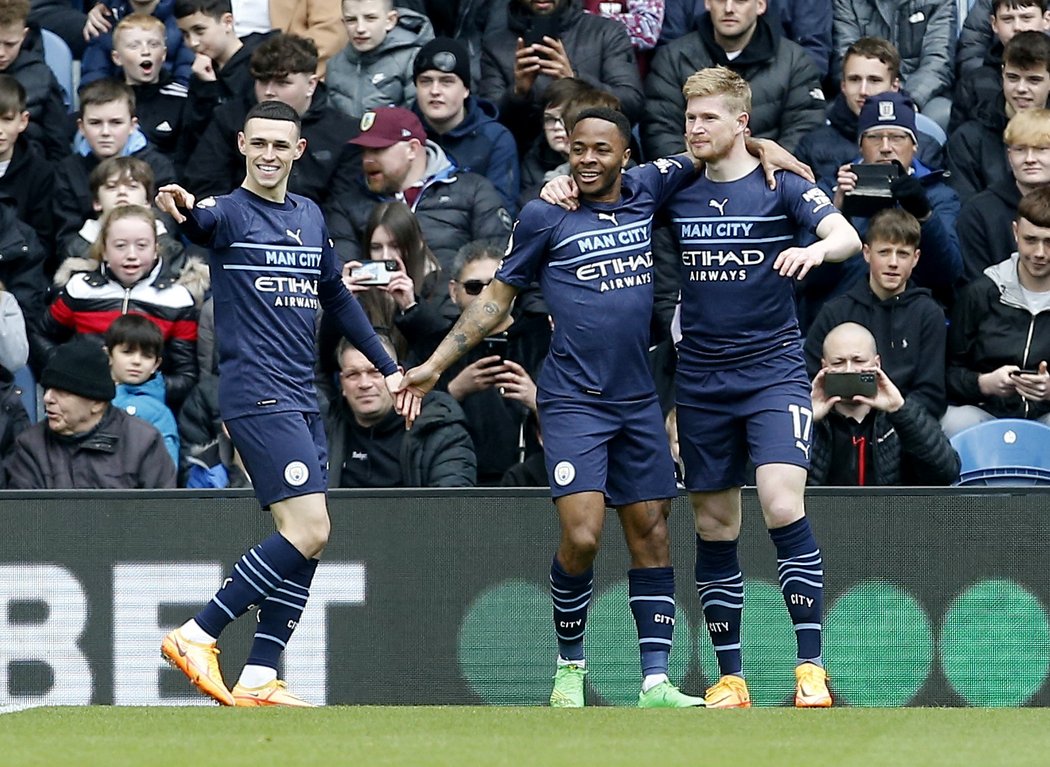 Fotbalisté Manchesteru City se radují z úvodní trefy Kevina De Bruyneho