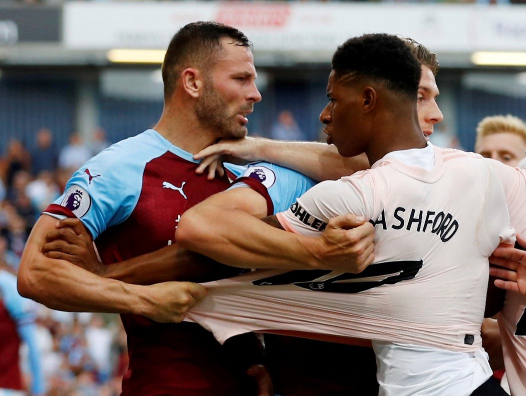 Phil Bardsley (vlevo) se dostává do křížku s Marcusem Rashfordem v duelu Burnley s Manchesterem United