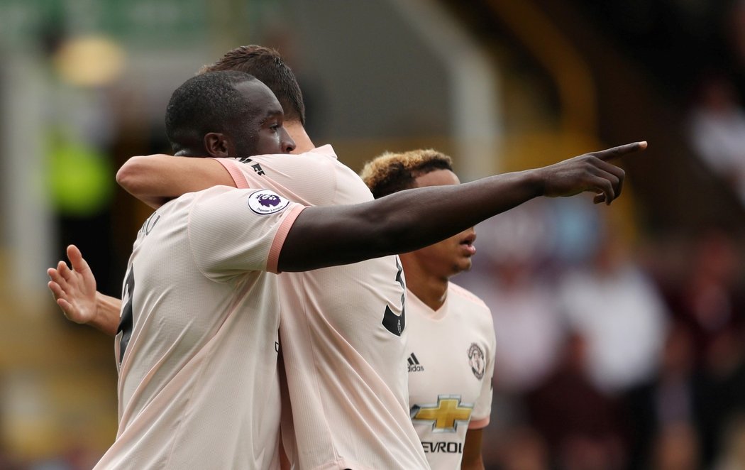 Romelu Lukaku slaví se spoluhráči gól do sítě Burnley