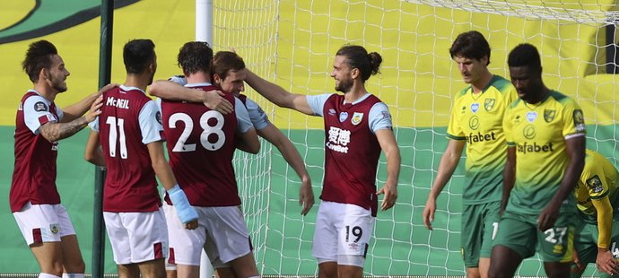 Fotbalisté Burnley se radují z gólu Chrise Wooda v zápase proti Norwichi