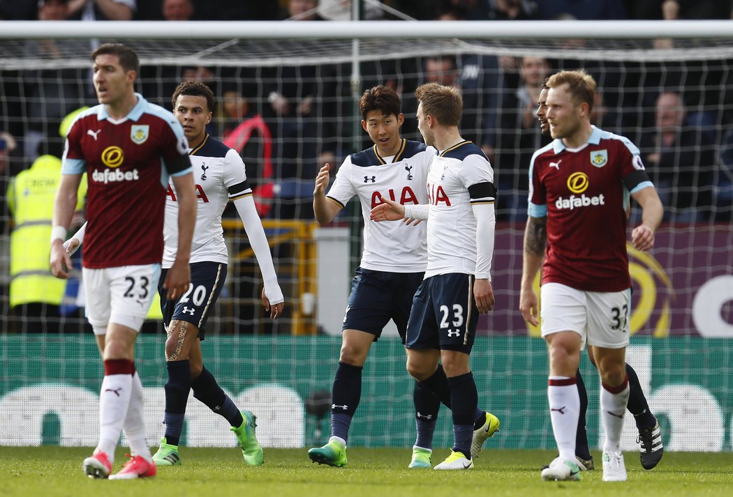 Tottenham zvítězil na hřišti Burnley 2:0 a na vedoucí Chelsea ztrácí sedm bodů