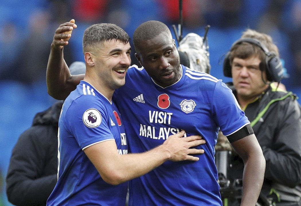 Sol Bamba a Callum Paterson se radují z rozhodujícího gólu v zápase Cardiffu s Brightonem