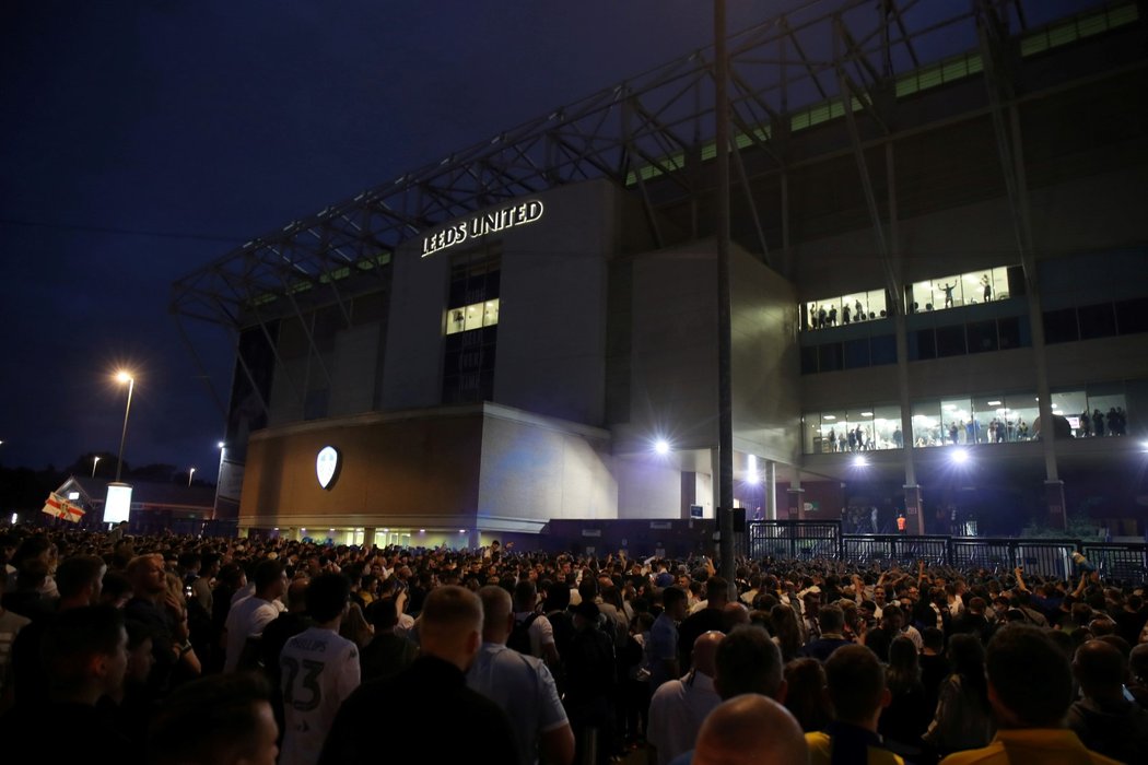 Před stadionem Elland Road se v pátek večer shromáždily tisícovky fanoušků Leedsu