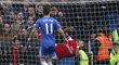 Alex Oxlade-Chamberlain z Arsenalu rukou vytáhl střelu Chelsea, červenou kartu ovšem viděl Kieran Gibbs