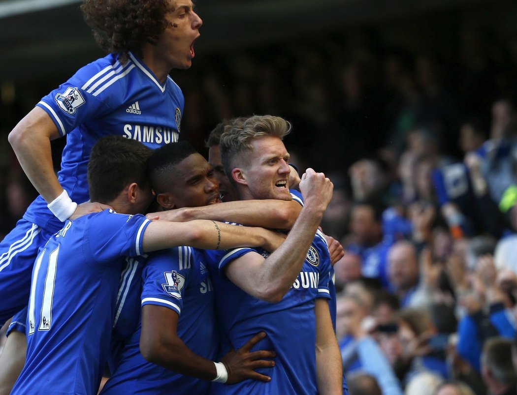 Fotbalisté Chelsea slaví gól Andre Schürrleho v zápase proti Arsenalu