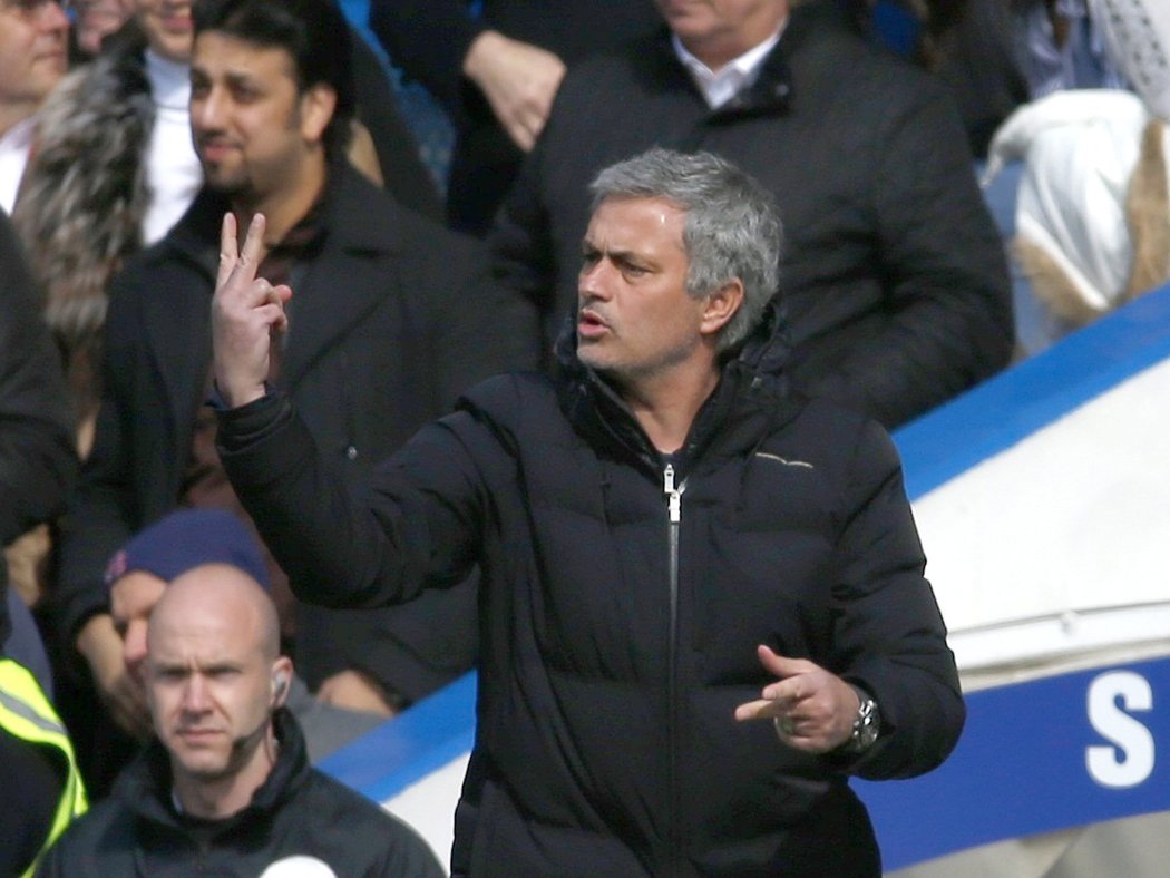 José Mourinho gestikuluje na své svěřence v zápase s Arsenalem