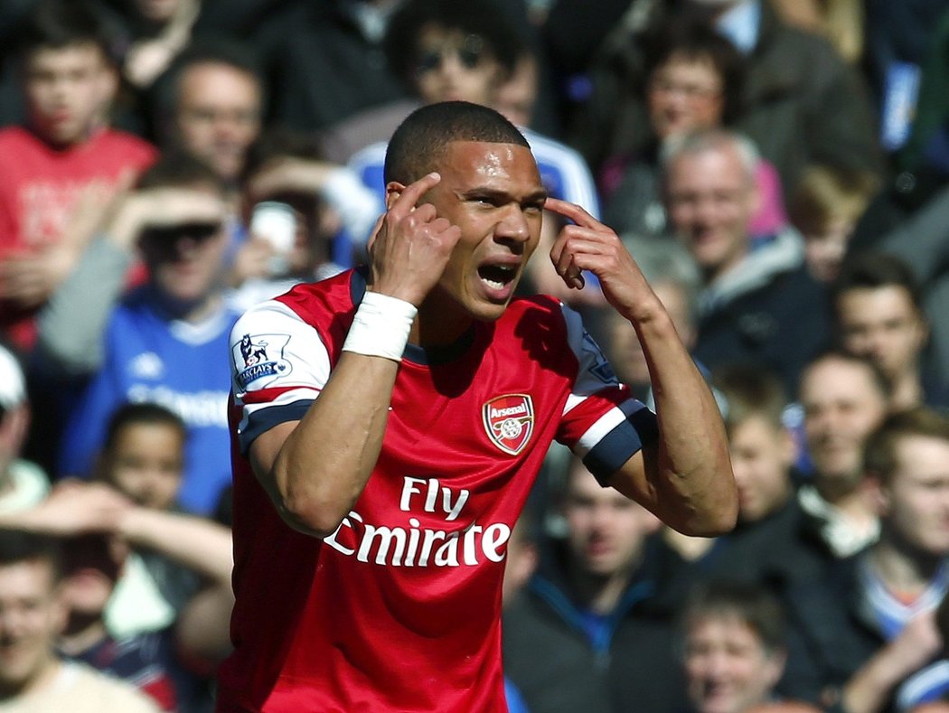 Kieran Gibbs z Arsenalu se rozčiluje po svém vyloučení v duelu s Chelsea. Šel ven za ruku, kterou zahrál Oxlade-Chamberlain