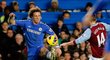 David Luiz z Chelsea (vlevo) v souboji s Brettem Holmanem