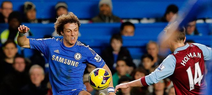 David Luiz z Chelsea (vlevo) v souboji s Brettem Holmanem