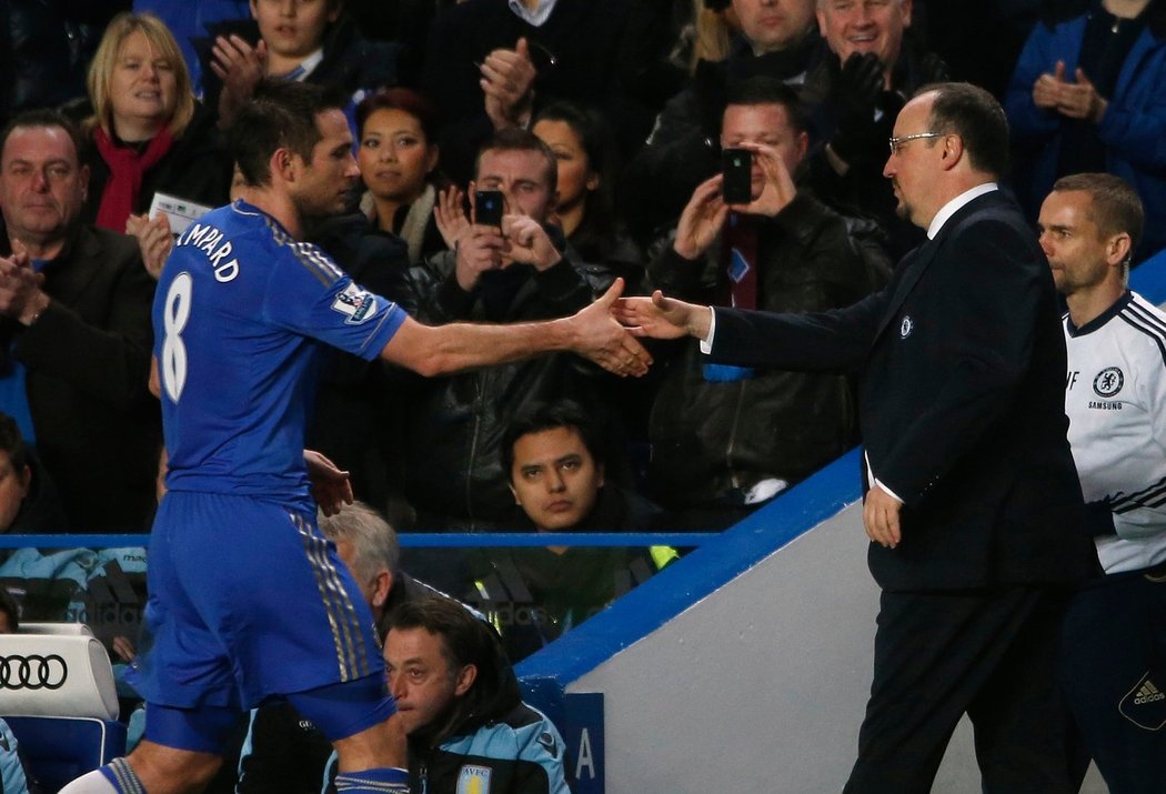 Dobrá práce, Franku! Kouč Chelsea Rafa Benítez gratuluje Franku Lampardovi po vítězství Chelsea 8:0 nad Aston Villou