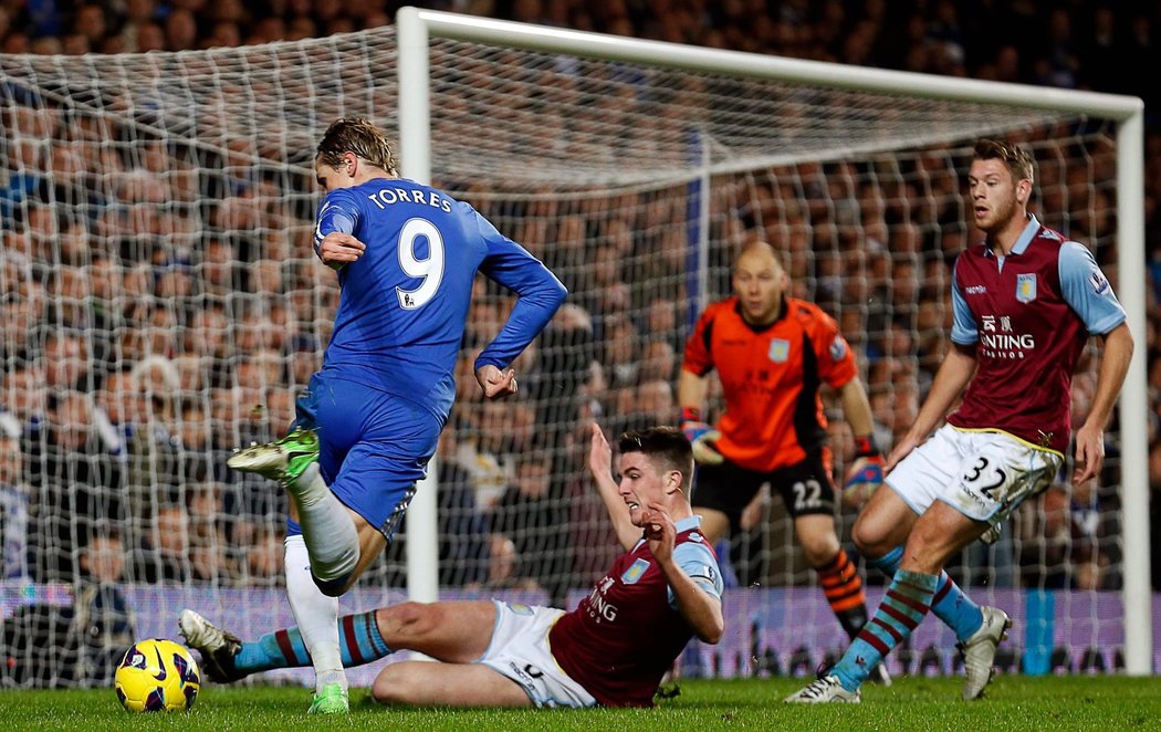 Fernando Torres ohrožuje branku Aston Villy během povedeného utkání své Chelsea, která nakonec slavila vítězství 8:0