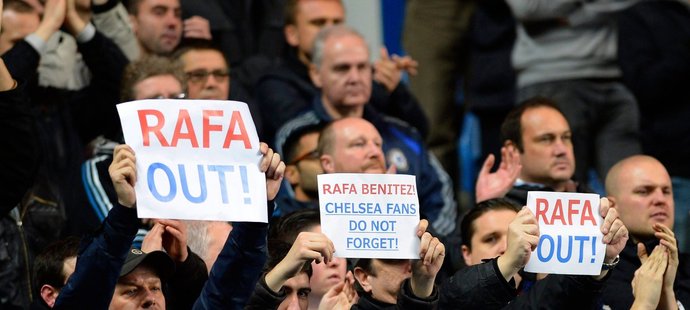Fanoušci Chelsea ukázali jasně: Rafa ven!