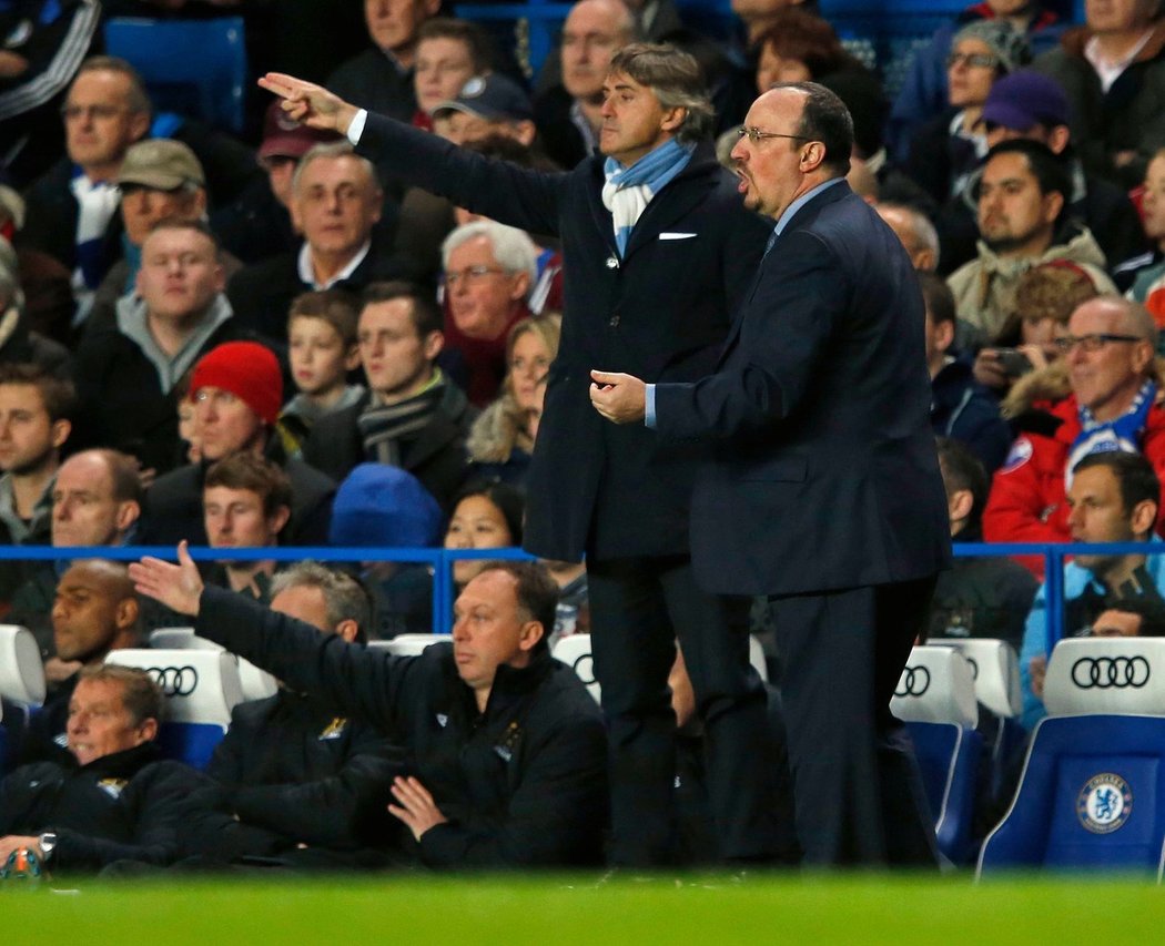 Španělský trenér Rafael Benítez při premiéře na lavičce Chelsea, vzkazů fanoušků si raději nevšímal. V pozadí italský manažer Manchesteru City Roberto Mancini