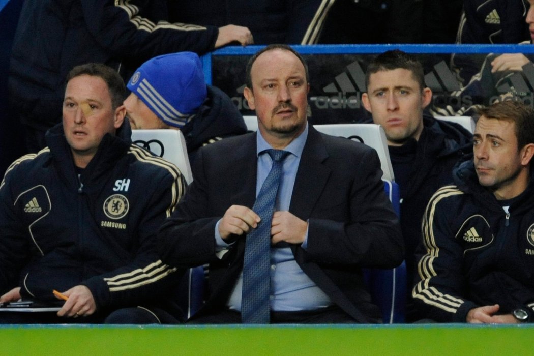 Španělský trenér Rafael Benítez při premiéře na lavičce Chelsea, vzkazů fanoušků si raději nevšímal