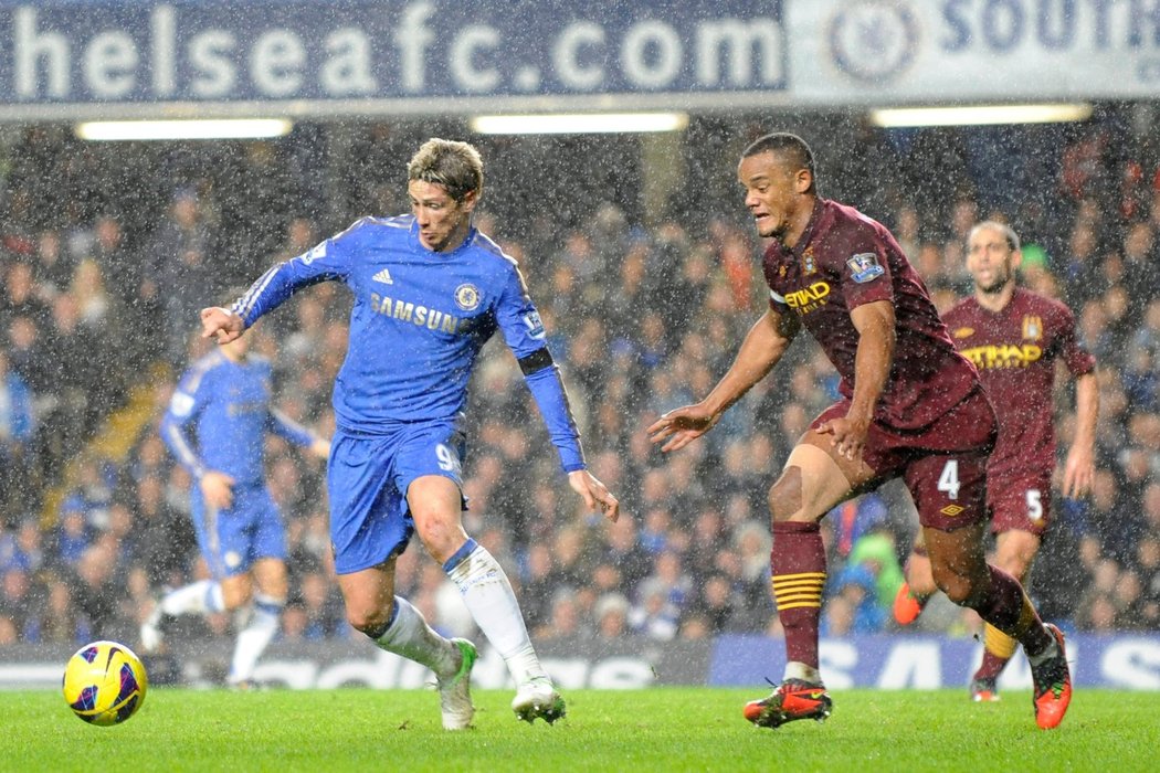 Útočník Chelsea Fernando Torres se snažil vyzrát na stopera Manchesteru City Kompanyho v nedělním zápase Premier League