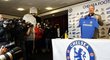 Španělský fotbalový kouč Rafael Benítez pózuje s dresem Chelsea, která je jeho novým zaměstnavatelem