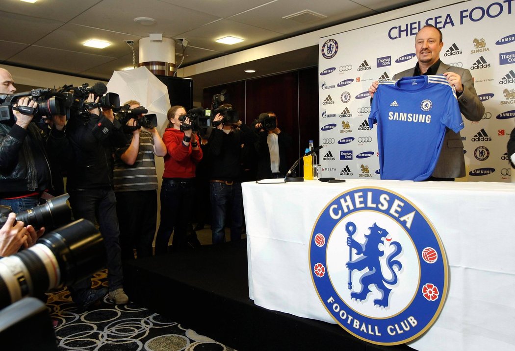Španělský fotbalový kouč Rafael Benítez pózuje s dresem Chelsea, která je jeho novým zaměstnavatelem