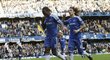 Drogba s Luizem slaví trefu Chelsea do sítě Boltonu