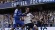 Anglický reprezentant Daniel Sturridge dotírá na soupeře v utkání Chelsea-Bolton